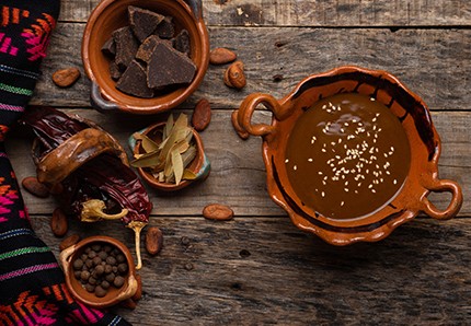 EL MOLE POBLANO: LA HISTORIA QUE ES AÚN MÁS INTERESANTE QUE LAS LEYENDAS