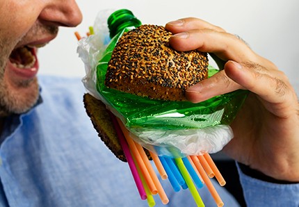 ¿CUÁNTO PLÁSTICO TE COMES AL AÑO? SE ALOJA EN TUS INTESTINOS, PULMONES Y HASTA EN EL CEREBRO