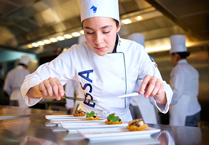 PROFESIONALIZAR LA ADMINISTRACIÓN DE RESTAURANTES: MISIÓN DE CESSA UNIVERSIDAD